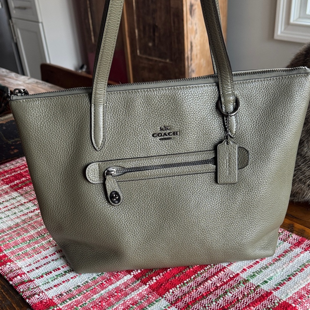 COACH ARMY GREEN TOTE LIKE NEW